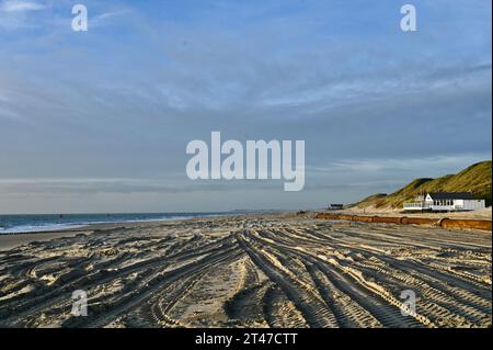 Rifornimento di sabbia sulla spiaggia di Dishoek, in Zelanda, che allarga e solleva la spiaggia contro l'innalzamento dell'acqua in futuro Foto Stock