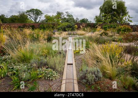 Estate nei giardini di RHS Bridgewater, Worsley, Salford, Inghilterra. Impianto misto nel Paradise Garden. Foto Stock