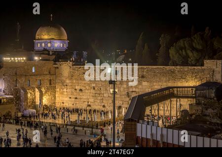 Il popolo religioso che prega al muro occidentale (muro del pianto), il santuario ebraico, con la cupola musulmana della roccia, nella città vecchia di Gerusalemme in Israele. Foto Stock