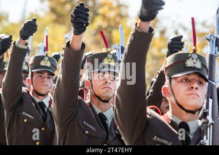 Salonicco, Grecia. 28 ottobre 2023. I cadetti dell'esercito greco prendono parte a una parata militare. La parata si tiene per celebrare il rifiuto della Grecia di allinearsi con l'Italia fascista nel 1940 e combattere un avversario molto più forte, una decisione che l'ha trascinata nella seconda guerra mondiale (Immagine di credito: © Giannis Papanikos/ZUMA Press Wire) SOLO USO EDITORIALE! Non per USO commerciale! Foto Stock