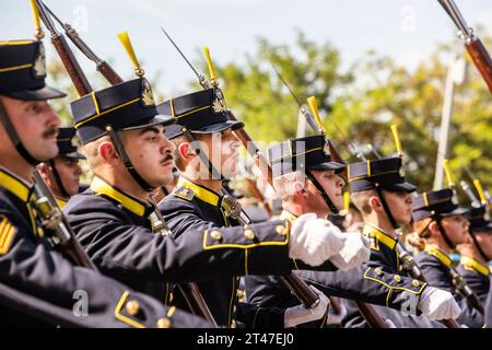 Salonicco, Grecia. 28 ottobre 2023. I cadetti dell'esercito greco prendono parte a una parata militare. La parata si tiene per celebrare il rifiuto della Grecia di allinearsi con l'Italia fascista nel 1940 e combattere un avversario molto più forte, una decisione che l'ha trascinata nella seconda guerra mondiale (Immagine di credito: © Giannis Papanikos/ZUMA Press Wire) SOLO USO EDITORIALE! Non per USO commerciale! Foto Stock