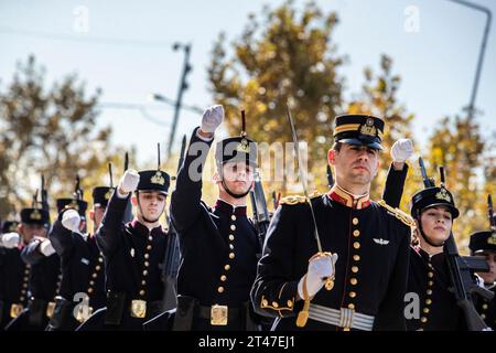 Salonicco, Grecia. 28 ottobre 2023. I cadetti dell'esercito greco prendono parte a una parata militare. La parata si tiene per celebrare il rifiuto della Grecia di allinearsi con l'Italia fascista nel 1940 e combattere un avversario molto più forte, una decisione che l'ha trascinata nella seconda guerra mondiale (Immagine di credito: © Giannis Papanikos/ZUMA Press Wire) SOLO USO EDITORIALE! Non per USO commerciale! Foto Stock