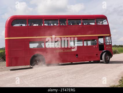 Imberbus 2017, servizio di autobus classico sulla pianura di Salisbury Foto Stock