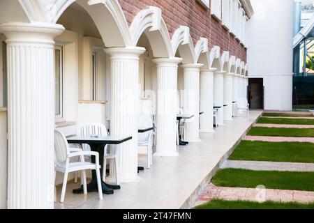 Hotel a piano terra con ingresso individuale alle camere senza balcone. Foto Stock