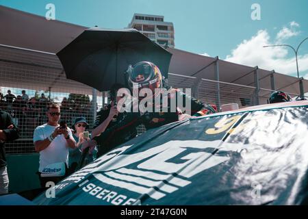 Gold Coast, Australia. 29 ottobre 2023. Shane Van Gisbergen di Triple Eight Race Engineering entra nella sua Chevrolet Camaro n. 97 poco prima dell'inizio di gara 26 al Boost Mobile Gold Goast 500. Crediti: James Forrester/Alamy Live News Foto Stock