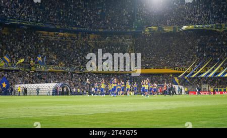 Buenos Aires, Argentina. 28 ottobre 2023. I giocatori del Boca Juniors tifosi a tempo pieno durante la partita di Liga Argentina tra CA Boca Juniors ed Estudiantes giocarono al la Bombonera Stadium il 28 ottobre 2023 a Buenos Aires, in Spagna. (Foto di Santiago Joel Abdala/PRESSINPHOTO) crediti: PRESSINPHOTO SPORTS AGENCY/Alamy Live News Foto Stock