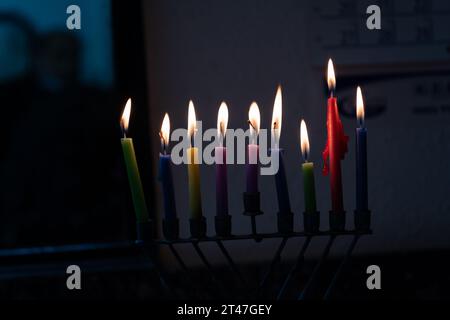 Le candele multicolore di cera Hanukkah bruciano in una menorah durante la celebrazione del festival ebraico delle luci. Foto Stock