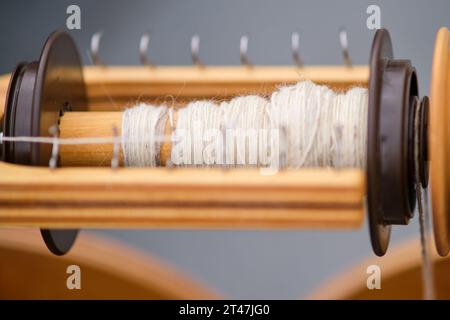 Il design retrò della ruota girevole aggiunge un tocco vintage alla stanza dell'artigianato Foto Stock