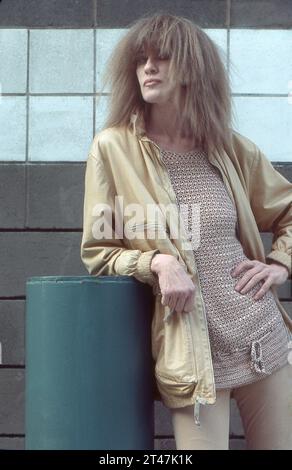 Un ritratto a colori in posa del 1983 di Carla Bley, un jazz d'avanguardia, compositore, pianista e sostenitore del free jazz . All'aperto, sul lato ovest di Lower Manhattan. Foto Stock