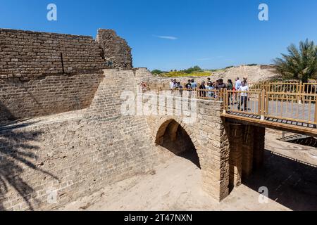 CESAREA, ISRAELE - 2 APRILE 2016: Persone che entrano nel territorio di Ceasarea nel Parco Nazionale Maritima a Cesarea attraverso le porte principali, Israele Foto Stock