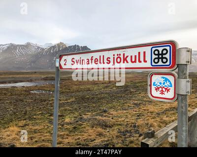 Segnale stradale Svinafellsjokull per il campo di ghiaccio in Islanda Foto Stock