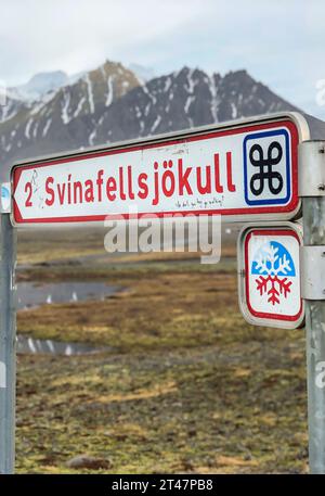 Segnale stradale Svinafellsjokull per il campo di ghiaccio in Islanda Foto Stock