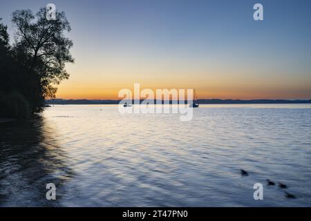 Alba a Malerwinkel, Chiemsee, Chiemgau, Baviera, Germania, Europa Foto Stock