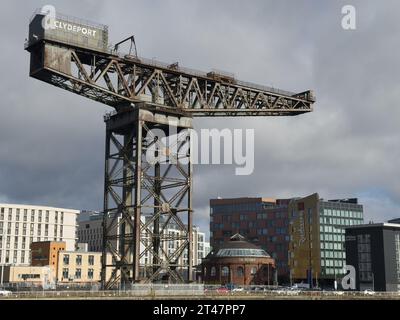 Glasgow, UK, 21 ottobre 2023, gru Finnieston circondata da hotel sul fiume Clyde Foto Stock