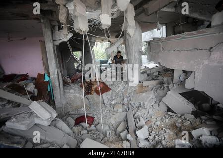 Rafah, Gaza. 28 ottobre 2023. Un uomo si trova tra le macerie in seguito ai bombardamenti israeliani sulla casa della famiglia AL-Mgary a Rafah, nella Striscia di Gaza meridionale, domenica 29 ottobre 2023. Israele ha attaccato Gaza con altri attacchi aerei e terrestri il 29 ottobre in una campagna militare in aumento, mentre l'ONU ha avvertito che l'ordine civile stava "cominciando a crollare” nel territorio palestinese assediato. Foto di Ismael Mohamad/UPI. Crediti: UPI/Alamy Live News Foto Stock