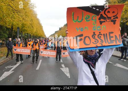 28.10.2023, Berlino - Deutschland. Blocade-Aktion der letzten Generation und Extinction Rebellion auf der Straße des 17. Juni. *** 28 10 2023, Berlino Germania blocco azione dell'ultima generazione e ribellione dell'estinzione sulla strada del 17 giugno. Credito: Imago/Alamy Live News Foto Stock