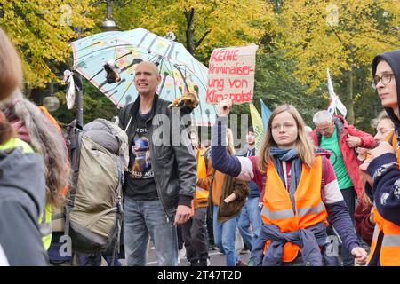 28.10.2023, Berlino - Deutschland. Blocade-Aktion der letzten Generation und Extinction Rebellion auf der Straße des 17. Juni. *** 28 10 2023, Berlino Germania blocco azione dell'ultima generazione e ribellione dell'estinzione sulla strada del 17 giugno. Credito: Imago/Alamy Live News Foto Stock