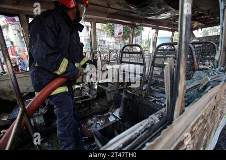 I malintenzionati non identificati del Bangladesh nach den Ausschreitungen mit Todesfällen hanno dato fuoco a un autobus pubblico durante uno sciopero a livello nazionale dall'alba al tramonto indetto dal Partito nazionalista del Bangladesh BNP, protestando contro i presunti attacchi della polizia durante il loro raduno del sabato a Dacca, in Bangladesh, il 29 ottobre 2023. Almeno una persona è morta durante le pesanti rivolte. Dhaka Dhaka District Bangladesh Copyright: XHabiburxRahmanx Credit: Imago/Alamy Live News Foto Stock