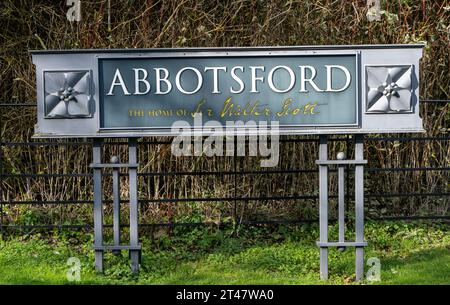 Abbotsford House, Abbotsford, Melrose, Roxburghshire, Scozia, Regno Unito - casa di Sir Walter Scott - cartello all'ingresso del parco. Foto Stock