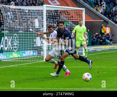 Sport, calcio, Bundesliga, 2023/2024, Borussia Moenchengladbach vs. 1. FC Heidenheim 2-1, Stadium Borussia Park, scena della partita, F.l.t.r. Joseph Michael Scally (MG), Tim Kleindienst (Heidenheim), portiere Moritz Nicolas (MG), REGOLAMENTI DFL VIETANO QUALSIASI USO DI FOTOGRAFIE COME SEQUENZE DI IMMAGINI E/O QUASI-VIDEO Foto Stock