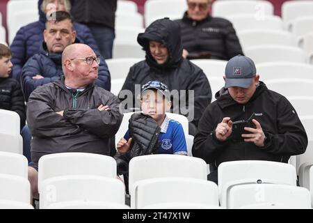 I tifosi cominciano ad arrivare durante la partita di Premier League West Ham United vs Everton al London Stadium, Londra, Regno Unito. 29 ottobre 2023. (Foto di Mark Cosgrove/News Images) a Londra, Regno Unito il 29/10/2023. (Foto di Mark Cosgrove/News Images/Sipa USA) credito: SIPA USA/Alamy Live News Foto Stock