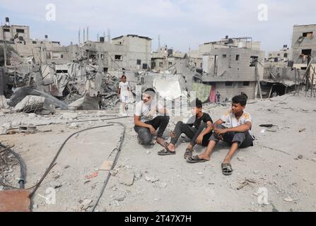 I palestinesi cercano tra le macerie di edifici distrutti durante l'attacco aereo israeliano a El-Nuseirat i palestinesi cercano tra le macerie di edifici distrutti durante l'attacco aereo israeliano a El-Nuseirat, centro della Striscia di Gaza. Foto di Naaman Omar apaimages El-Nuseirat Striscia di Gaza territorio palestinese 291023 Nuseirat NAA 0026 Copyright: XapaimagesxNaamanxOmarxxxapaimagesx credito: Imago/Alamy Live News Foto Stock