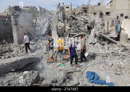 I palestinesi cercano tra le macerie di edifici distrutti durante l'attacco aereo israeliano a El-Nuseirat i palestinesi cercano tra le macerie di edifici distrutti durante l'attacco aereo israeliano a El-Nuseirat, centro della Striscia di Gaza. Foto di Naaman Omar apaimages El-Nuseirat Striscia di Gaza territorio palestinese 291023 Nuseirat NAA 0011 Copyright: XapaimagesxNaamanxOmarxxxapaimagesx credito: Imago/Alamy Live News Foto Stock