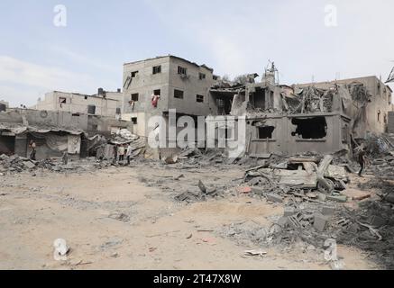 I palestinesi cercano tra le macerie di edifici distrutti durante l'attacco aereo israeliano a El-Nuseirat i palestinesi cercano tra le macerie di edifici distrutti durante l'attacco aereo israeliano a El-Nuseirat, centro della Striscia di Gaza. Foto di Naaman Omar apaimages El-Nuseirat Striscia di Gaza territorio palestinese 291023 Nuseirat NAA 0044 Copyright: XapaimagesxNaamanxOmarxxxapaimagesx credito: Imago/Alamy Live News Foto Stock