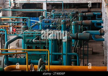 macchinari nell'impianto di produzione dell'ossigeno in una fabbrica Foto Stock