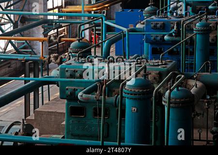 macchinari nell'impianto di produzione dell'ossigeno in una fabbrica Foto Stock