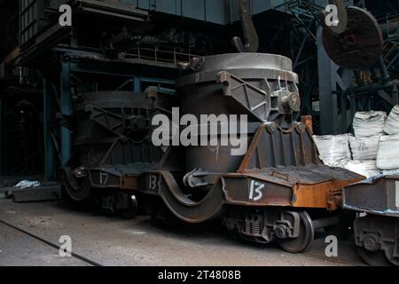 Trasporta il crogiolo di ferro fuso nelle acciaierie, primo piano della foto Foto Stock