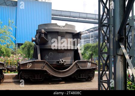 Trasporta il crogiolo di ferro fuso nelle acciaierie, primo piano della foto Foto Stock