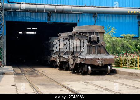 Trasporta il crogiolo di ferro fuso nelle acciaierie, primo piano della foto Foto Stock