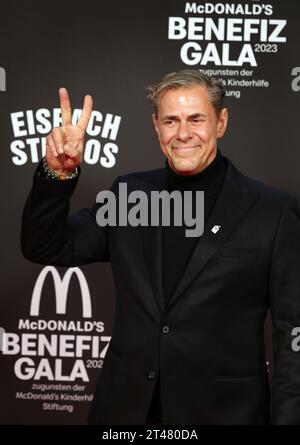 Monaco, Germania. 28 ottobre 2023. Sven Martinek, attore, sta sul Red carpet. Credito: Karl-Josef Hildenbrand/dpa/Alamy Live News Foto Stock