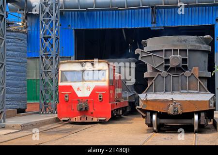 TANGSHAN - 18 GIUGNO: Trasporto di crogiolo di ferro fuso nelle acciaierie, in una Iron and Steel co., il 18 giugno 2014, Tangshan City, Hebei Provinc Foto Stock