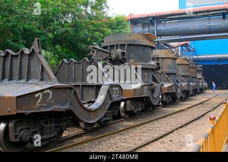 TANGSHAN - 18 GIUGNO: Trasporto di crogiolo di ferro fuso nelle acciaierie, in una Iron and Steel co., il 18 giugno 2014, Tangshan City, Hebei Provinc Foto Stock