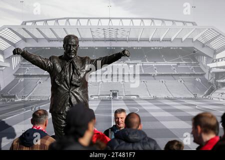 Liverpool, Regno Unito. 29 ottobre 2023. I fan si incontrano davanti alla statua dell'ex manager, Bill Shankly. Partita di Premier League, Liverpool contro Nottingham Forest ad Anfield a Liverpool domenica 29 ottobre 2023. Questa immagine può essere utilizzata solo per scopi editoriali. Solo per uso editoriale, foto di Chris Stading/Andrew Orchard fotografia sportiva/Alamy Live news credito: Andrew Orchard fotografia sportiva/Alamy Live News Foto Stock