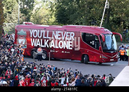 Liverpool, Regno Unito. 29 ottobre 2023. Gli autobus della squadra di Liverpool arrivano allo stadio di Anfield. Partita di Premier League, Liverpool contro Nottingham Forest ad Anfield a Liverpool domenica 29 ottobre 2023. Questa immagine può essere utilizzata solo per scopi editoriali. Solo per uso editoriale, foto di Chris Stading/Andrew Orchard fotografia sportiva/Alamy Live news credito: Andrew Orchard fotografia sportiva/Alamy Live News Foto Stock