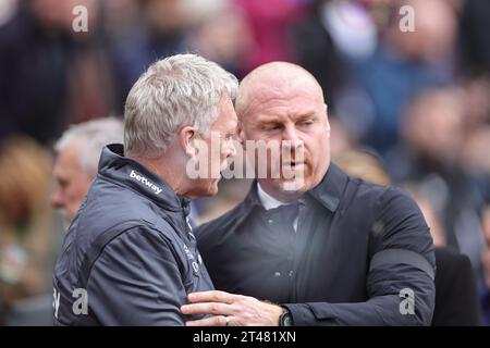 David Moyes manager del West Ham United saluta Sean Dyche manager dell'Everton durante la partita di Premier League West Ham United vs Everton al London Stadium, Londra, Regno Unito, 29 ottobre 2023 (foto di Mark Cosgrove/News Images) Foto Stock