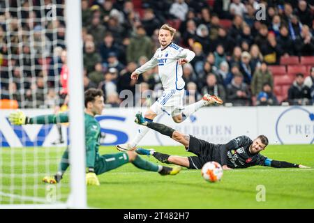 Copenhagen, Danimarca. 28 ottobre 2023. Peter Ankersen (22) dell'FC Copenhagen e Daniel Stenderup (2) dell'Hvidovre SE visti durante il 3F Superliga match tra FC Copenhagen e Hvidovre IF al Parken di Copenaghen. (Foto: Gonzales Photo - Frederikke Jensen). Foto Stock