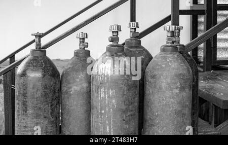 Primo piano di bombole in acciaio con gas compresso - argon, anidride carbonica o ossigeno per la saldatura, all'aperto Foto Stock