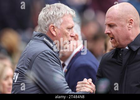 Londra, Regno Unito. 29 ottobre 2023. David Moyes manager del West Ham United saluta Sean Dyche manager dell'Everton durante la partita di Premier League West Ham United vs Everton al London Stadium, Londra, Regno Unito, 29 ottobre 2023 (foto di Mark Cosgrove/News Images) a Londra, Regno Unito il 29/10/2023. (Foto di Mark Cosgrove/News Images/Sipa USA) credito: SIPA USA/Alamy Live News Foto Stock