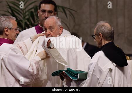 29 ottobre 2023 - PAPA FRANCESCO presiede la conclusione della XVI Assemblea generale ordinaria del Sinodo del Vescovo nella Chiesa di San La Basilica di Pietro in Vaticano. © EvandroInetti via ZUMA Wire (immagine di credito: © Evandro Inetti/ZUMA Press Wire) SOLO USO EDITORIALE! Non per USO commerciale! Foto Stock