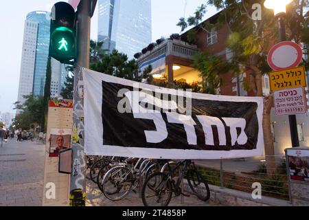 Tel Aviv, Israele - 28 ottobre 2023 - i civili israeliani si sono riuniti in solidarietà per il cessate il fuoco tra Israele e Gaza, tenendo striscioni per i dispersi e. Foto Stock