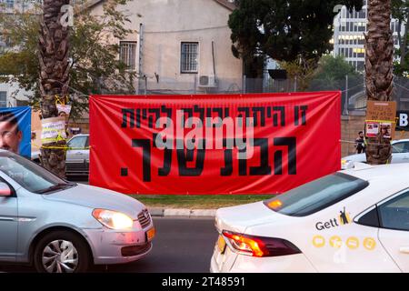 Tel Aviv, Israele - 28 ottobre 2023 - i civili israeliani si sono riuniti in solidarietà per il cessate il fuoco tra Israele e Gaza, tenendo striscioni per i dispersi e. Foto Stock