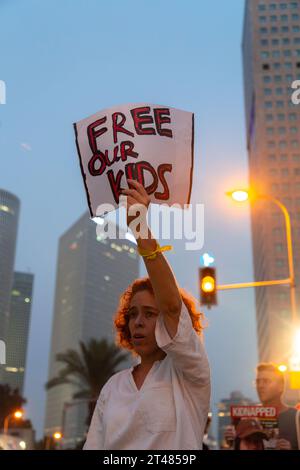 Tel Aviv, Israele - 28 ottobre 2023 - i civili israeliani si sono riuniti in solidarietà per il cessate il fuoco tra Israele e Gaza, tenendo striscioni per i dispersi e. Foto Stock