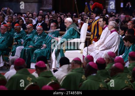 29 ottobre 2023 - PAPA FRANCESCO presiede la conclusione della XVI Assemblea generale ordinaria del Sinodo del Vescovo nella Chiesa di San La Basilica di Pietro in Vaticano. © EvandroInetti via ZUMA Wire (immagine di credito: © Evandro Inetti/ZUMA Press Wire) SOLO USO EDITORIALE! Non per USO commerciale! Foto Stock