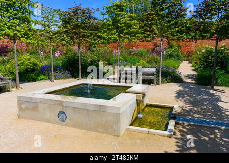 Fontana e fontana nel Paradise Garden presso il RHS Bridgewater Gardens, Worsley, Salford, Greater Manchester, Regno Unito Foto Stock