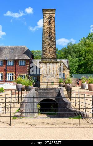 La pila di bothy e camini dell'ex caldaia presso i giardini RHS Bridgewater, Worsley, Salford, Greater Manchester, Regno Unito Foto Stock