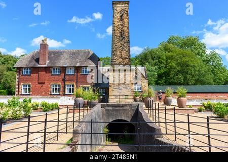 La pila di bothy e camini dell'ex caldaia presso i giardini RHS Bridgewater, Worsley, Salford, Greater Manchester, Regno Unito Foto Stock